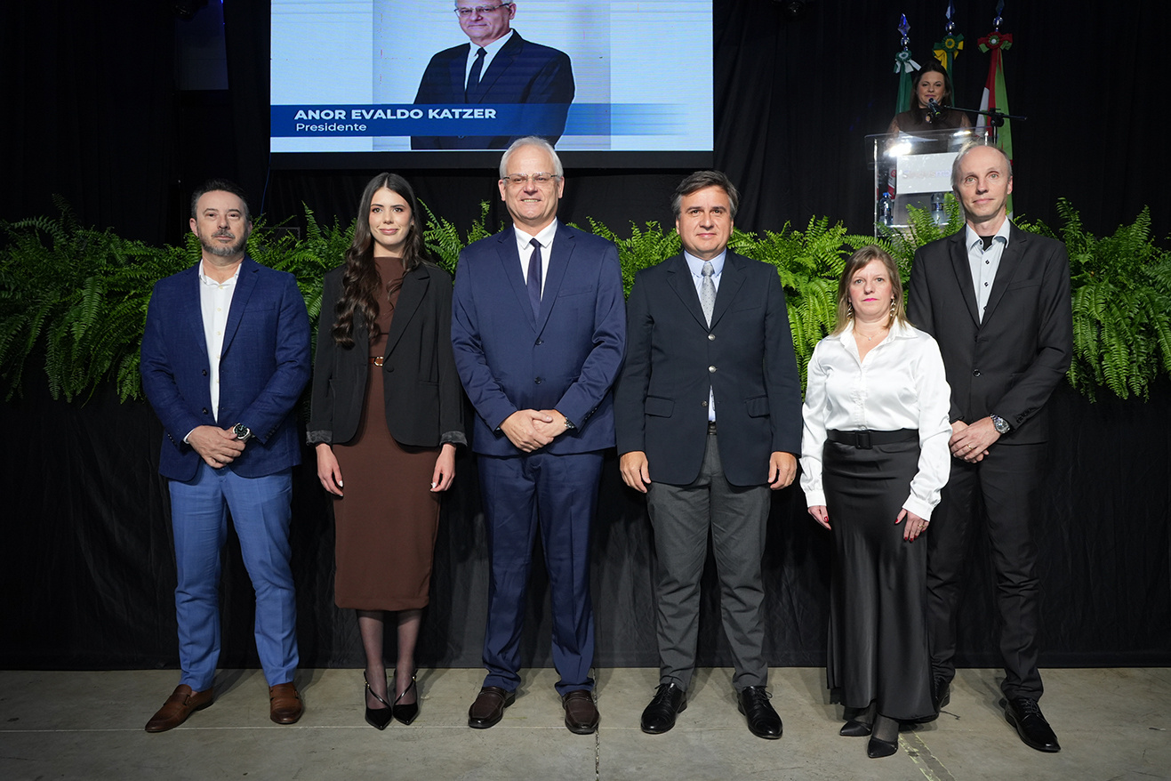 CERIMÔNIA COMEMORA 65 ANOS E EMPOSSA  NOVA DIRETORIA DO SINDUSMOBIL