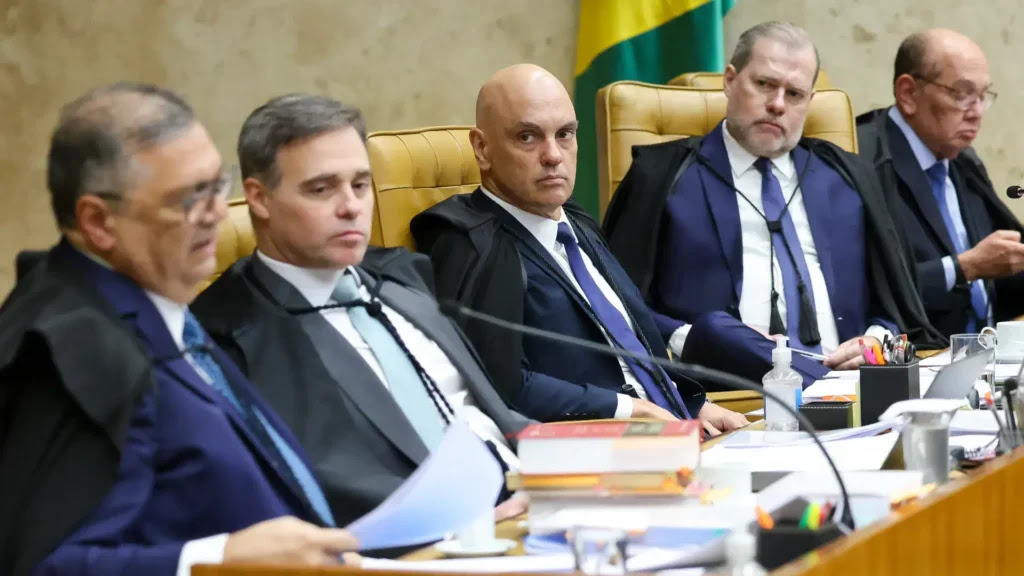 Dino pede vistas e adia decisão do STF sobre Moraes