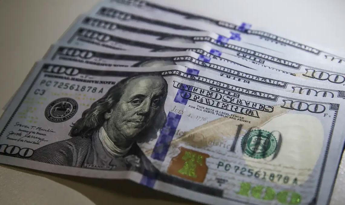 Dólar cai abaixo de R$ 5 e Bolsa ultrapassa 200 mil pontos após primeiro turno