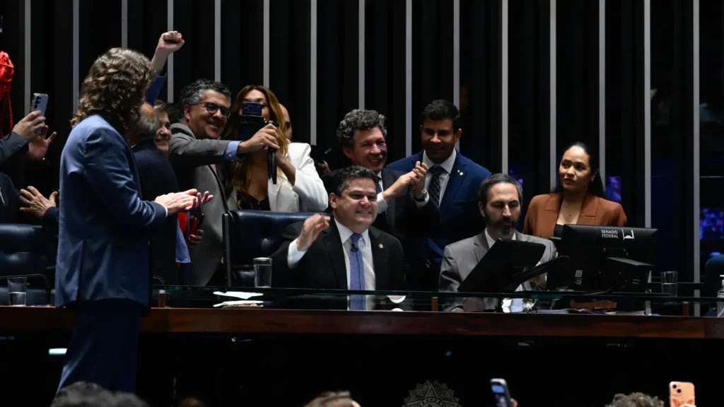 Senado aprova fim da escala 6x1 a 11 dias do 2º turno