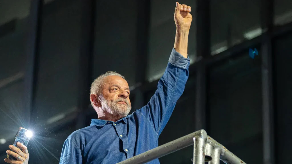 Em virada histórica, Lula conquista quarto mandato