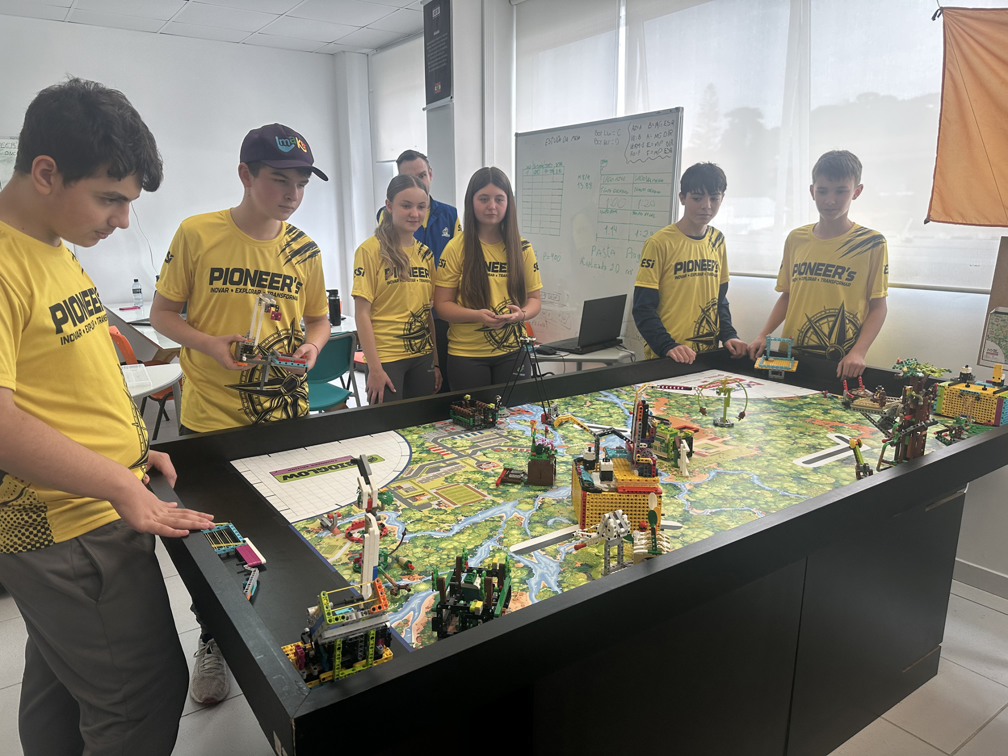 EQUIPES TREINAM PARA COMPETIÇÃO  ESTADUAL DE ROBÓTICA